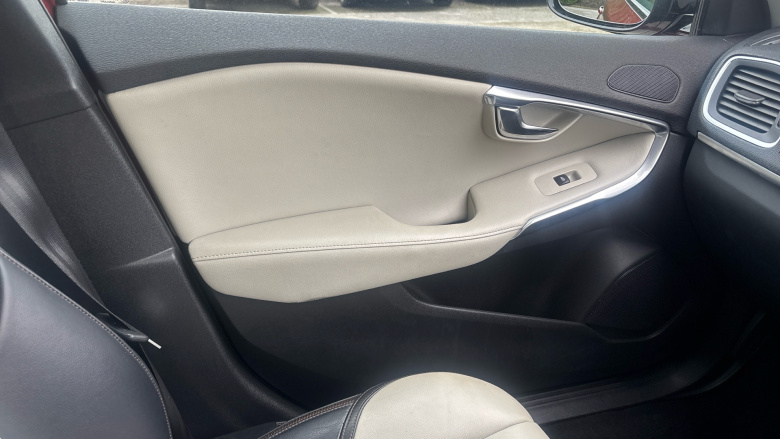 Volvo V40 D2 [120] Cross Country Pro 5dr Geartronic Diesel Hatchback